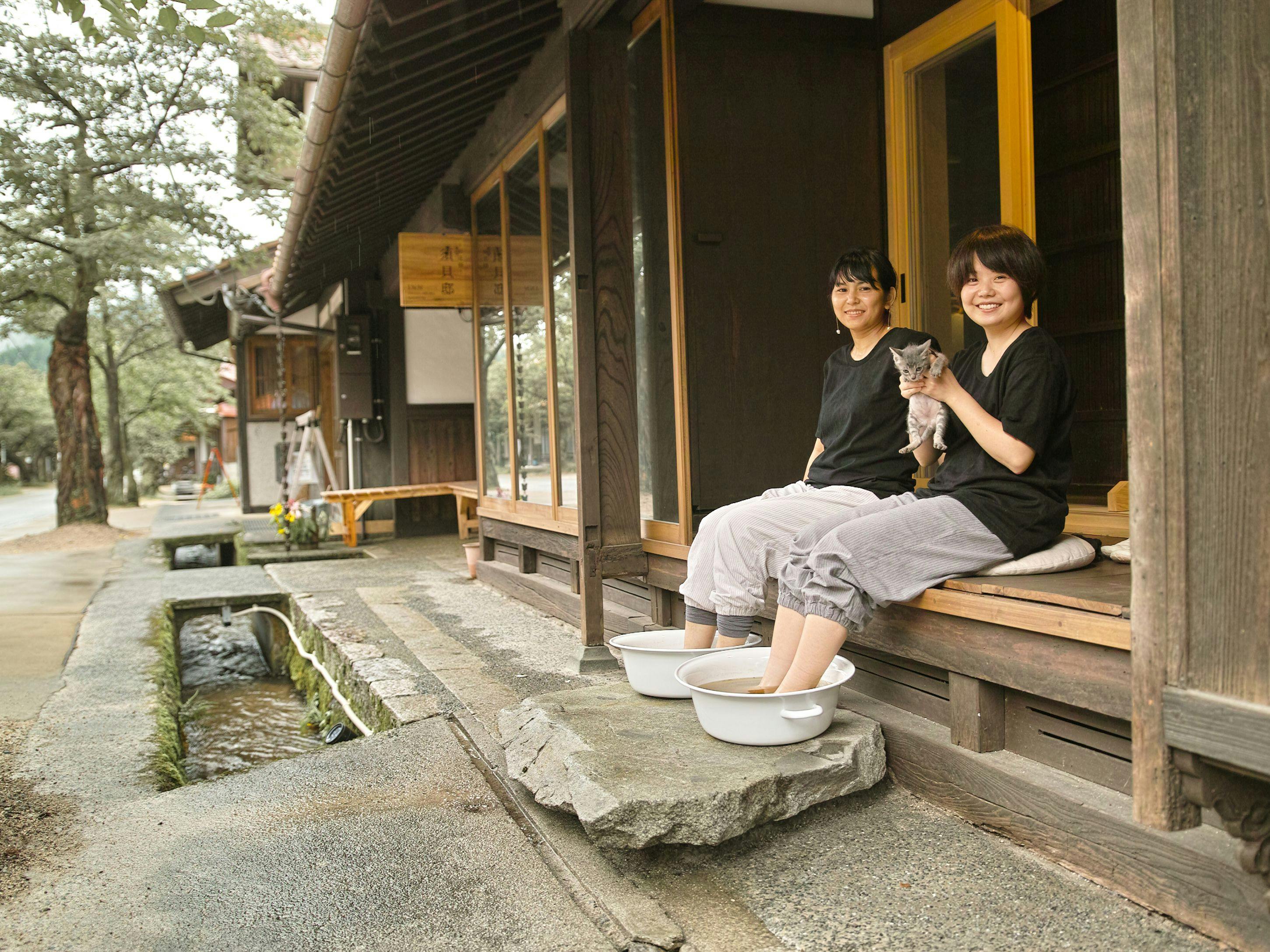 縁側でほっこり“ヘナ足湯”でデトックス