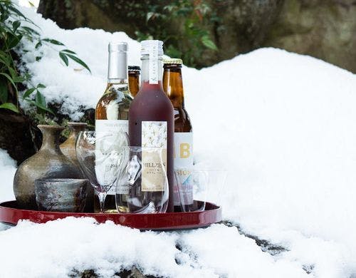 美味しいお酒と素敵な酒器やグラスで雪見酒