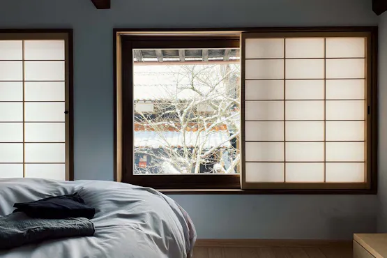 「山並みを望む部屋」