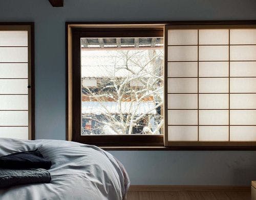 「山並みを望む部屋」