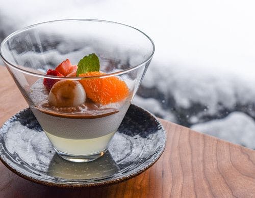 冬のひと品。淡い雪が感じられる甘味です。