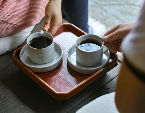 旧出雲街道に面した縁側でコーヒーを一服