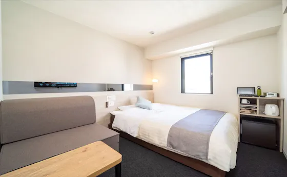 ห้องพักพร้อมเตียงคู่และโซฟาเบด