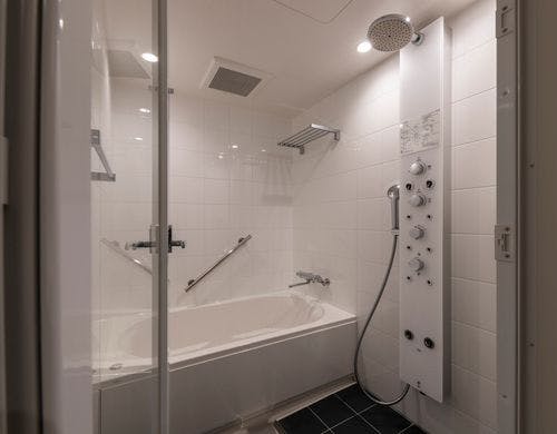 Dilengkapi dengan panel shower multifungsi AQUANEO