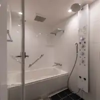 Dilengkapi dengan panel shower multifungsi AQUANEO