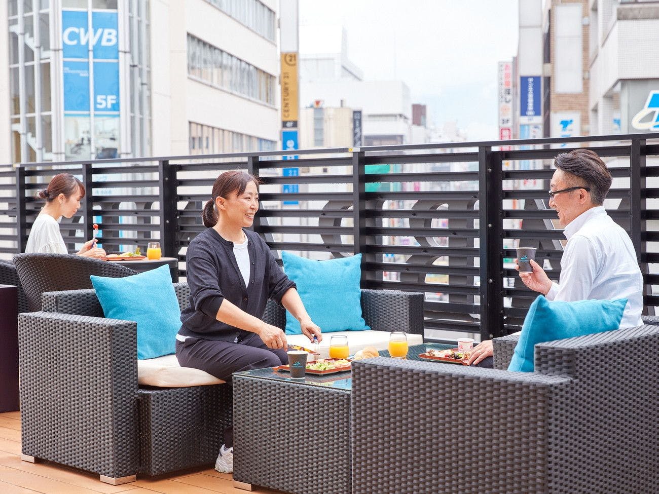 Nikmati sarapan pagi dengan elegan sambil menikmati pemandangan kota Atsugi.