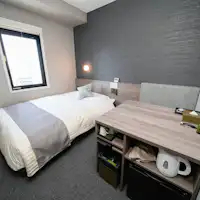 Meja yang luas membuat pekerjaan lebih nyaman.