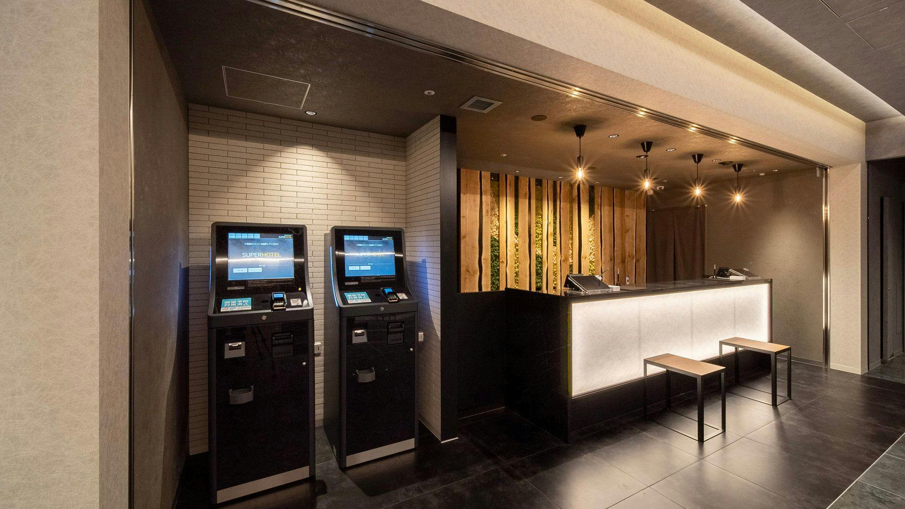 Mesin pembayaran otomatis yang dapat menukar uang telah dipasang.