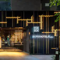 Pintu masuk ada di sini.