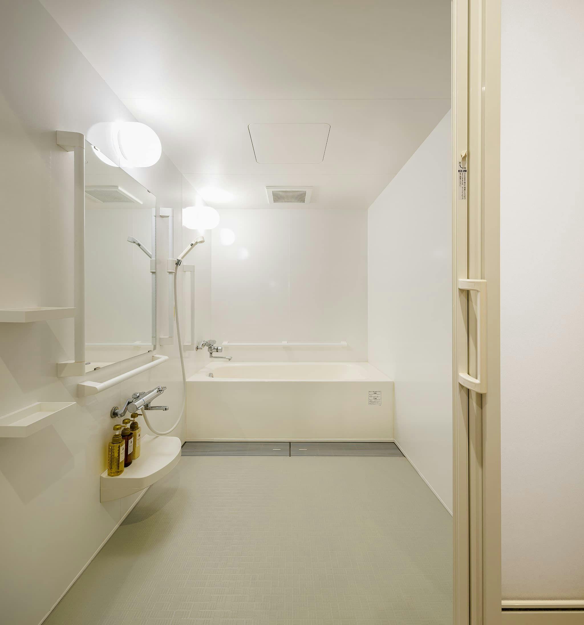 広々とした浴室