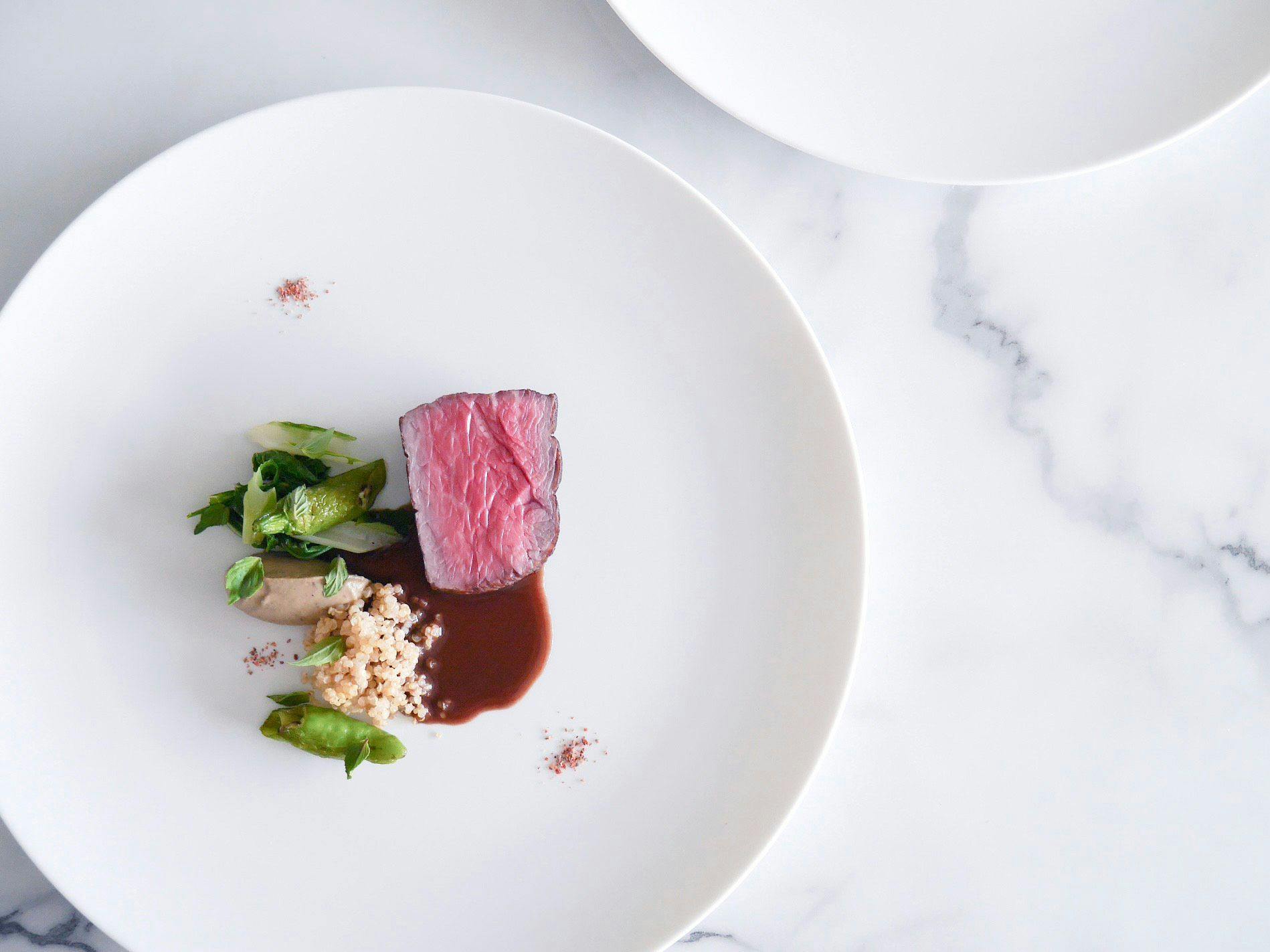 오키나와에서 자란 식재료가 주인 코스 요리