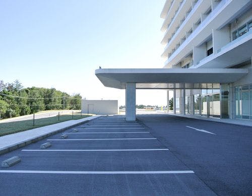 駐車場は130台（予約不要／無料）