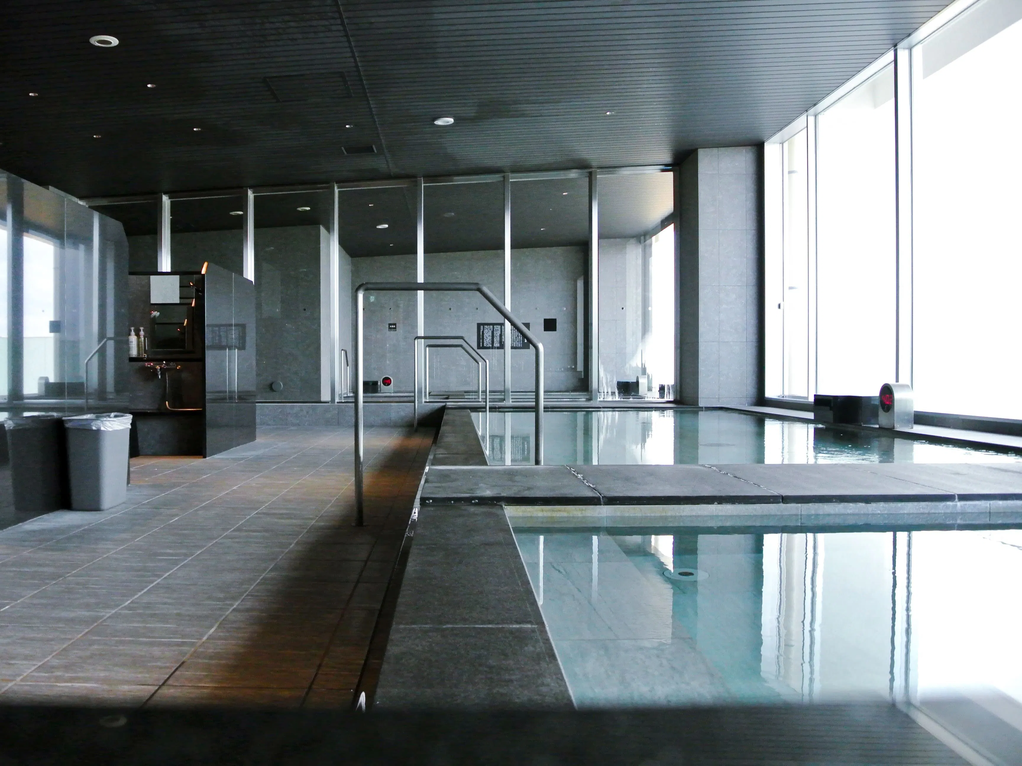 여행의 피로를 럭셔리한 천연 온천에서 풀어보세요