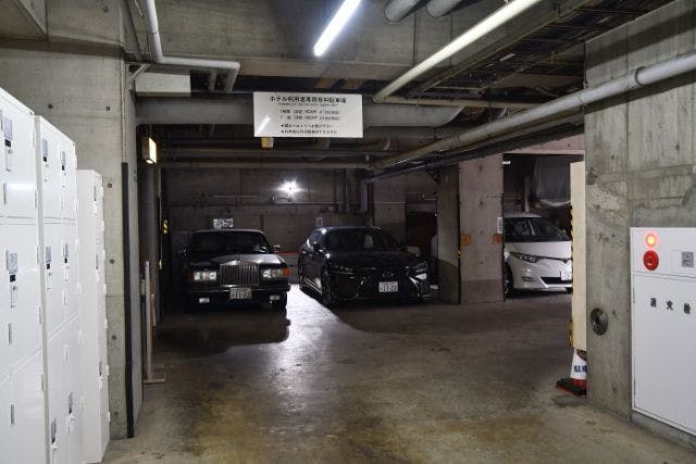 可通过预订提前使用停车场（需付费）。