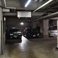 可通过预订提前使用停车场(需付费)。