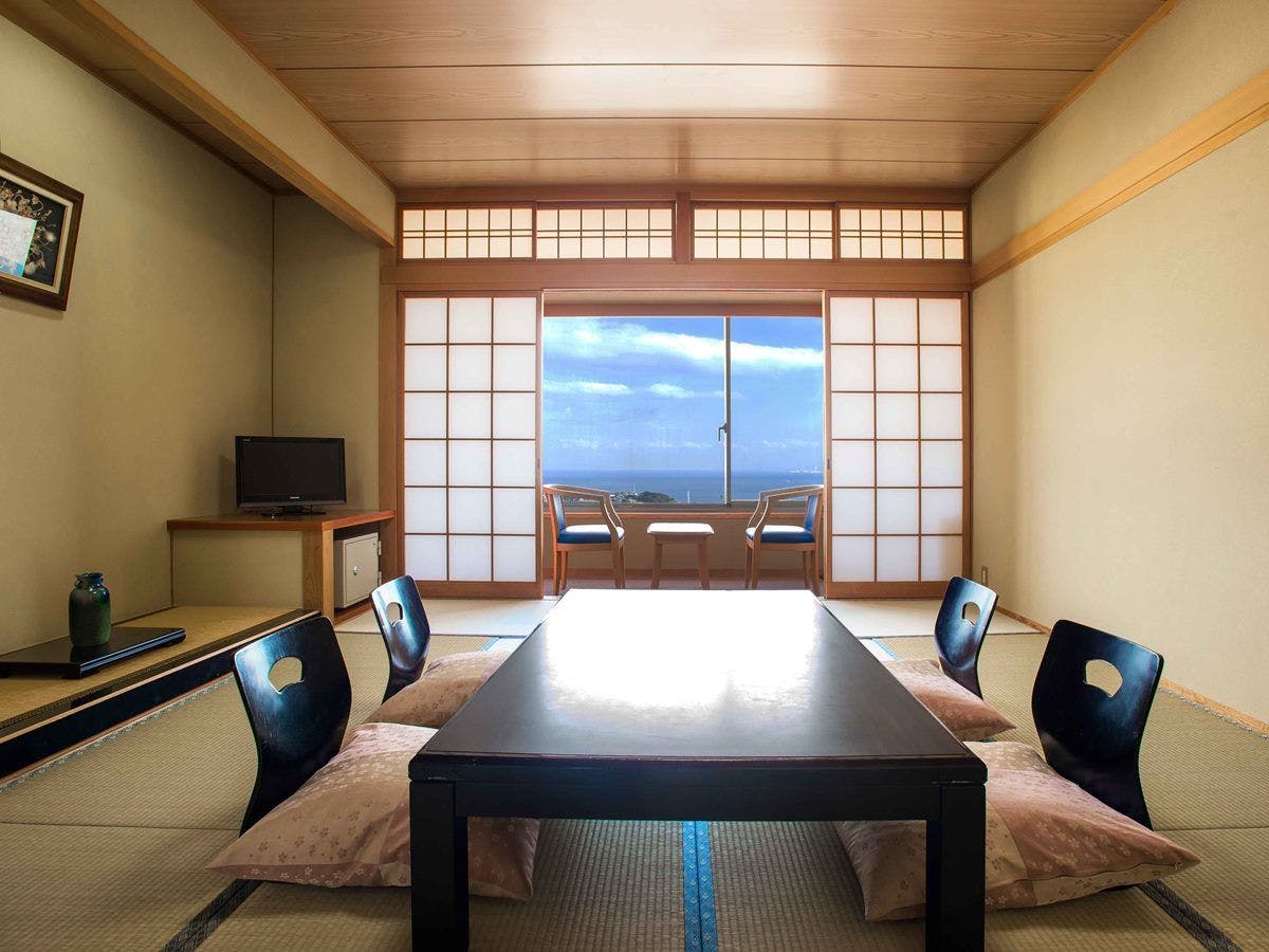 모든 객실의 창문이 바다를 향하고 있습니다.