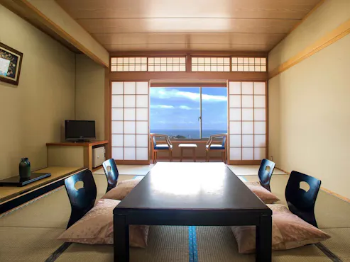 모든 객실의 창문이 바다를 향하고 있습니다.