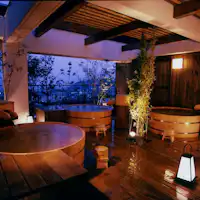 6층 전망 노천탕 '하늘의 숲'의 나무 욕조.