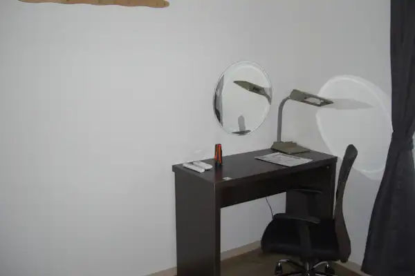 객실에는 책상과 거울이 있습니다
