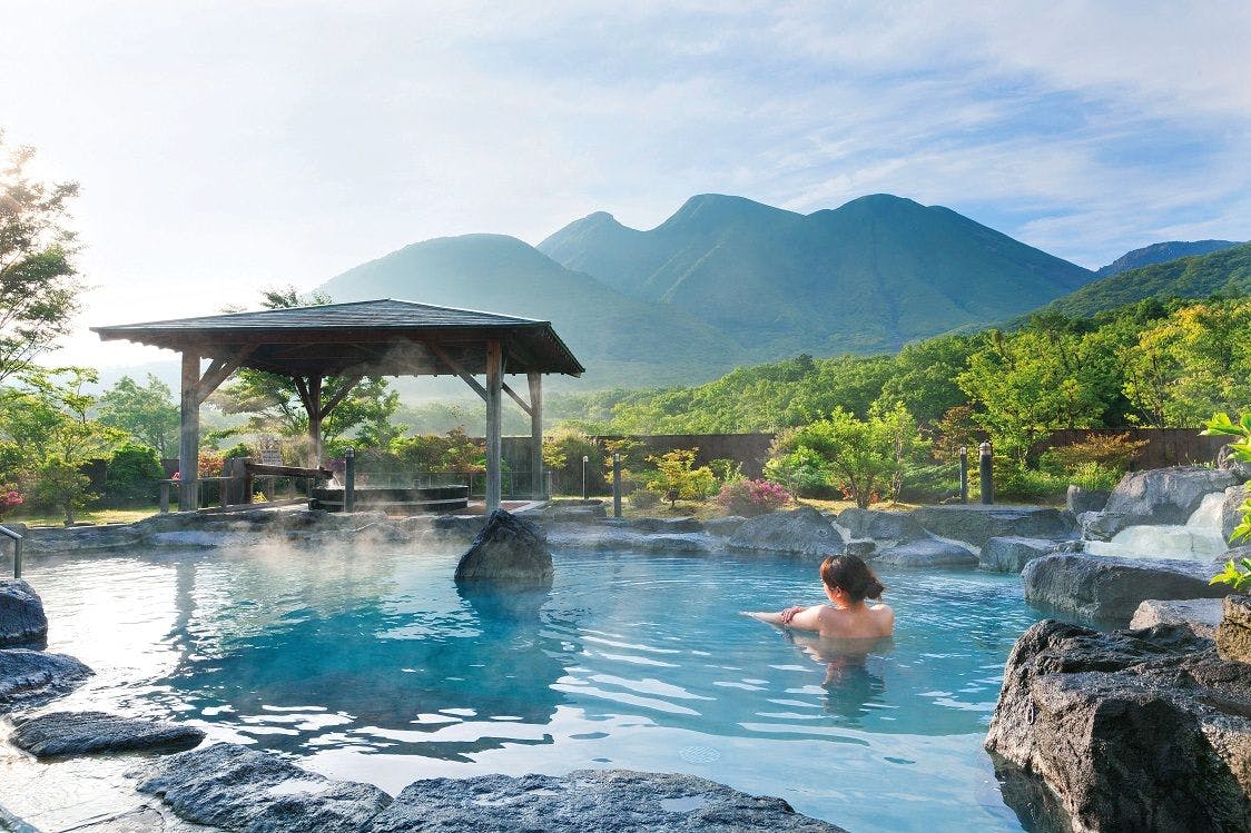 ยามาเอะ โนะ ยุ ที่ล้อมรอบด้วยสีเขียวสดของต้นฤดูร้อน