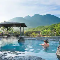 ยามาเอะ โนะ ยุ ที่ล้อมรอบด้วยสีเขียวสดของต้นฤดูร้อน