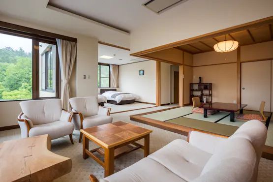 ห้องพักสไตล์ญี่ปุ่นและตะวันตกพร้อมวิวภูเขาคุจูและอ่างอาบน้ำไม้ทาคาโนะ