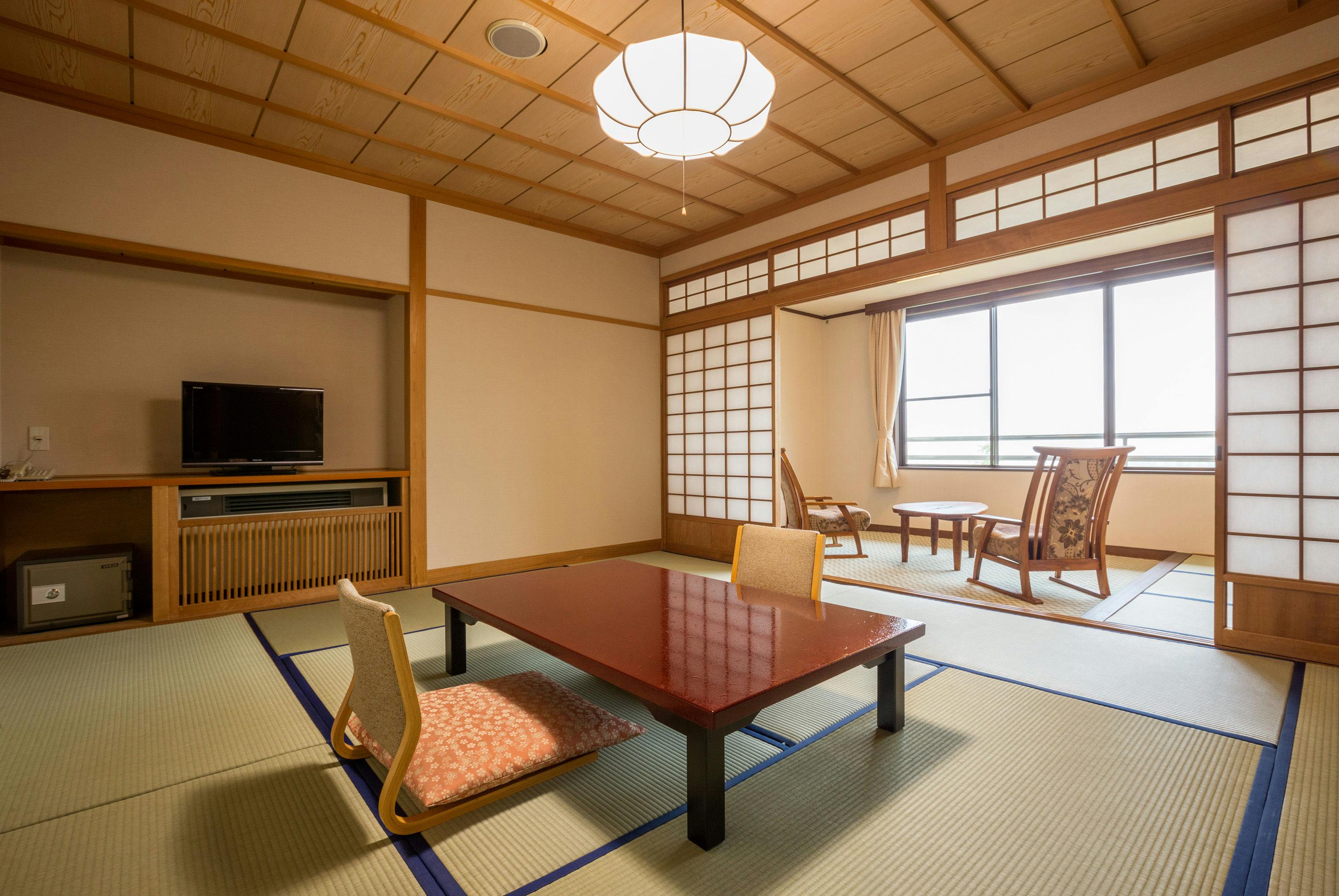 ห้องสไตล์ญี่ปุ่นกว้างขวางพร้อมวิวภูเขาคุจู