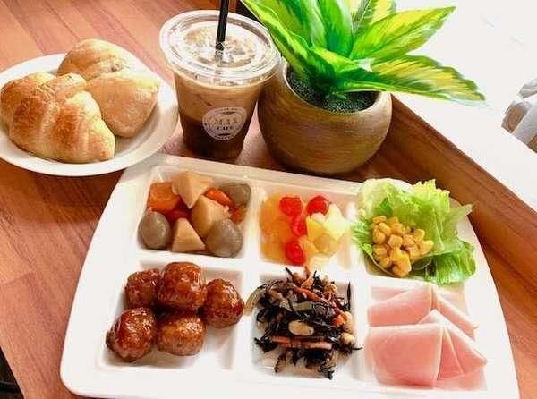 <กำลังให้บริการอาหารเช้าฟรี> ภาพอาหารเช้า