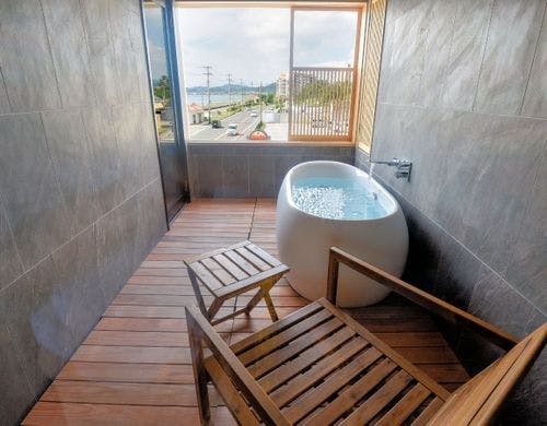 半露天風呂付き洋室のお風呂です。