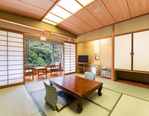 *和室8畳　川側　広縁