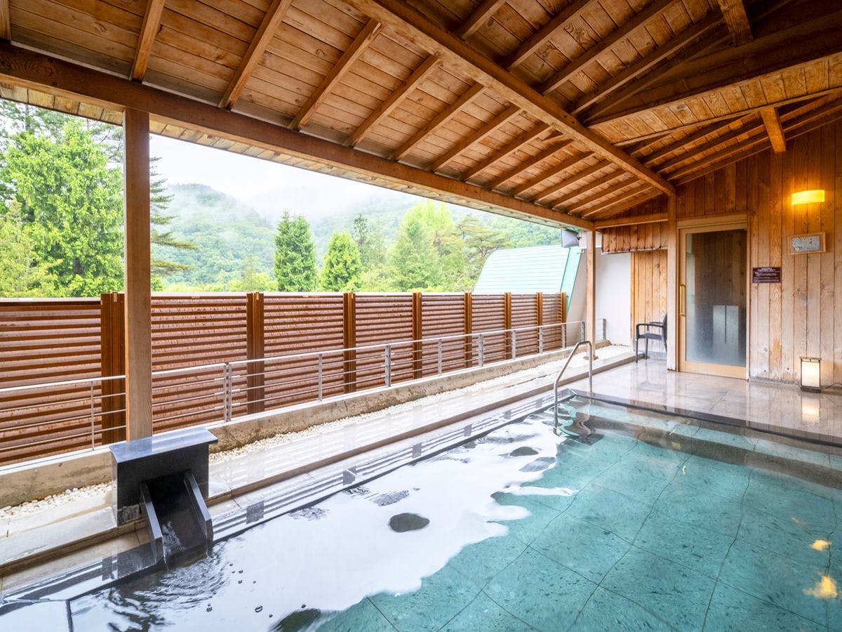 โรงแรมฮานามากิ - อ่างอาบน้ำหินกลางแจ้ง