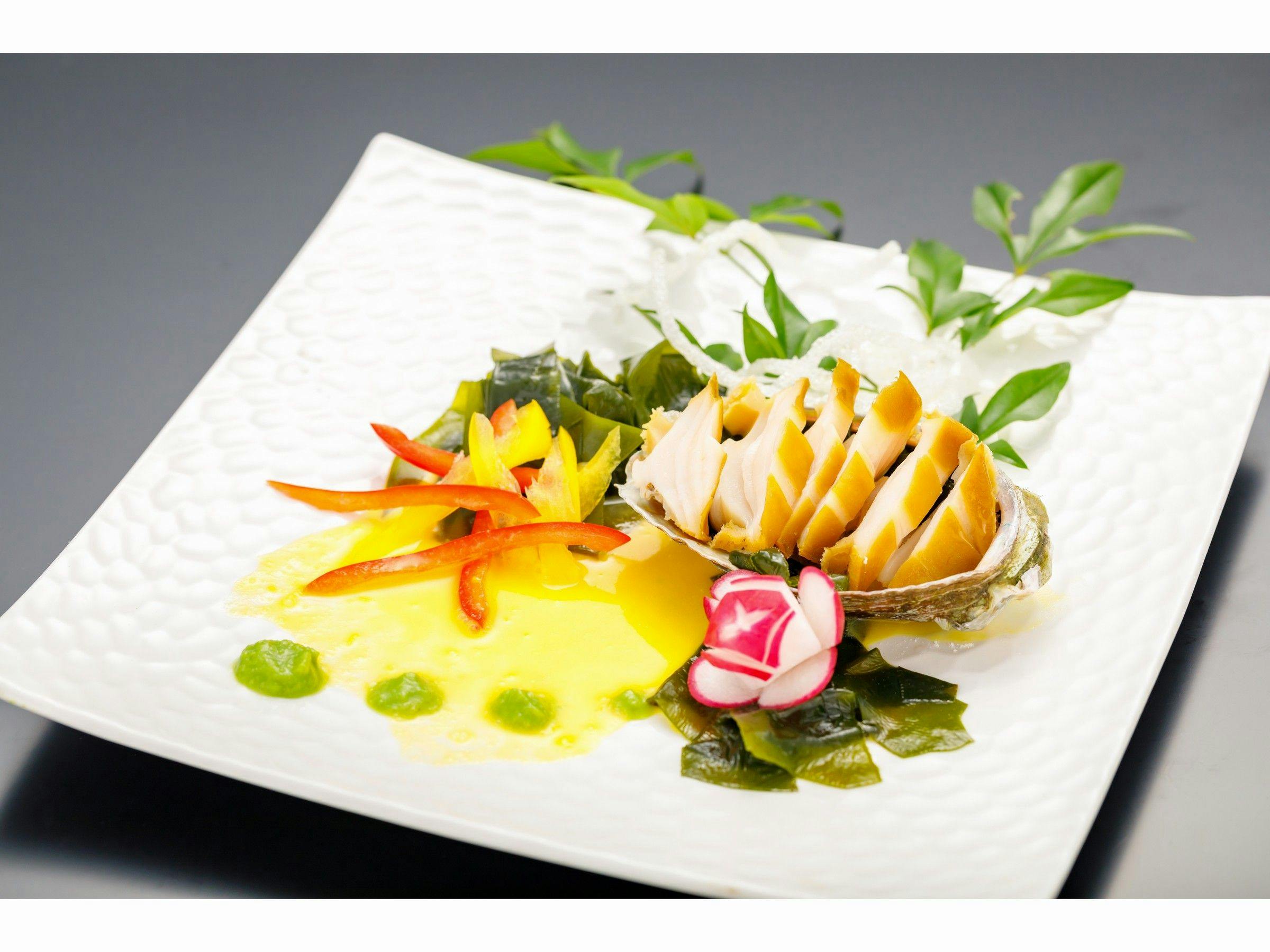 หอยเป๋าฮื้อเสิร์ฟพร้อมซอสสูตรต้นตำรับ