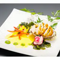 หอยเป๋าฮื้อเสิร์ฟพร้อมซอสสูตรต้นตำรับ