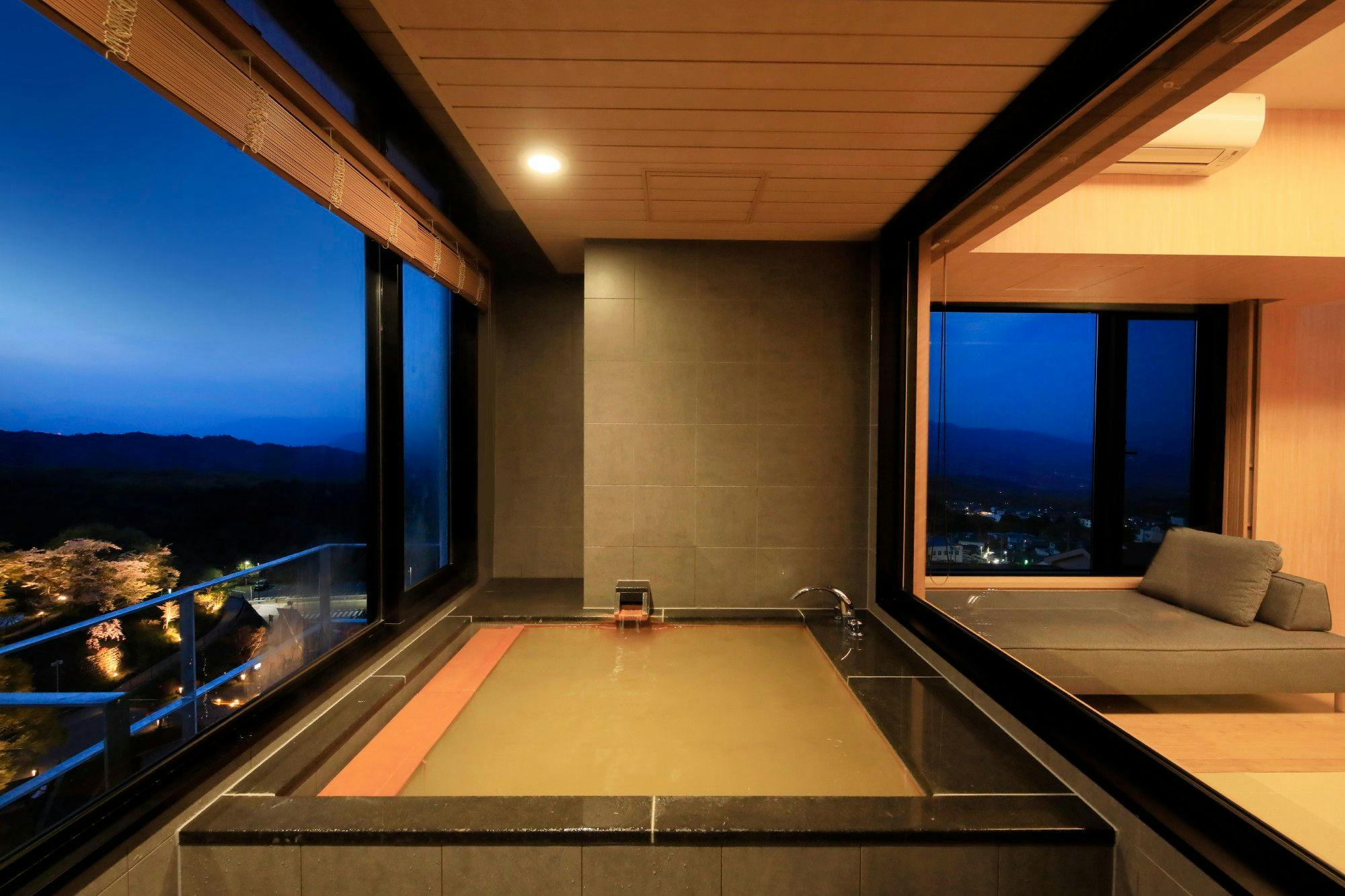 น้ำพุร้อนพร้อมวิวภูเขาและถนนบันไดหิน