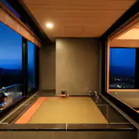 น้ำพุร้อนพร้อมวิวภูเขาและถนนบันไดหิน