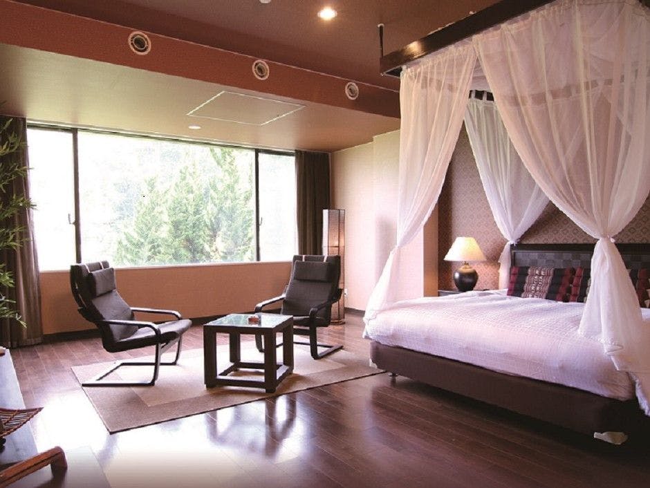 ห้องสวีทแบบเอเชียพร้อมเตียงหลังคา