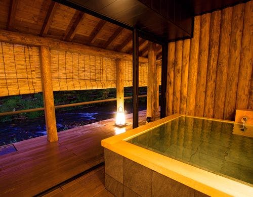 渓流沿いの半露天風呂