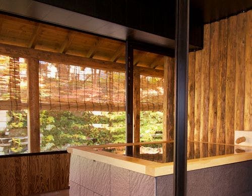 渓流沿いの半露天風呂