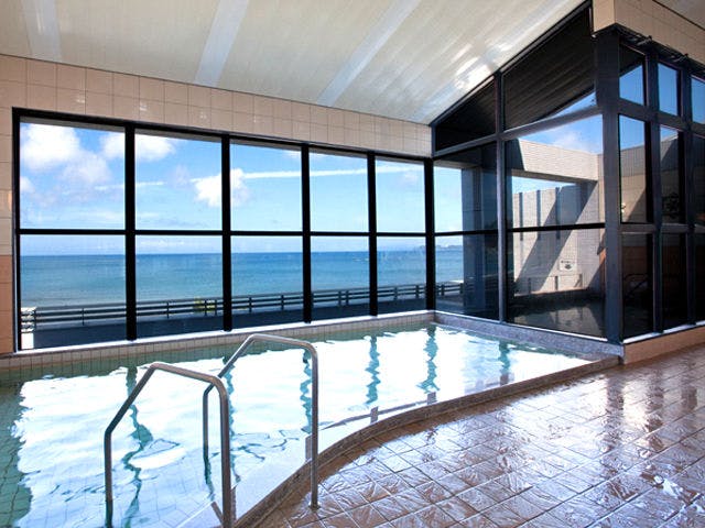 น้ำพุร้อนพร้อมวิวในร่ม