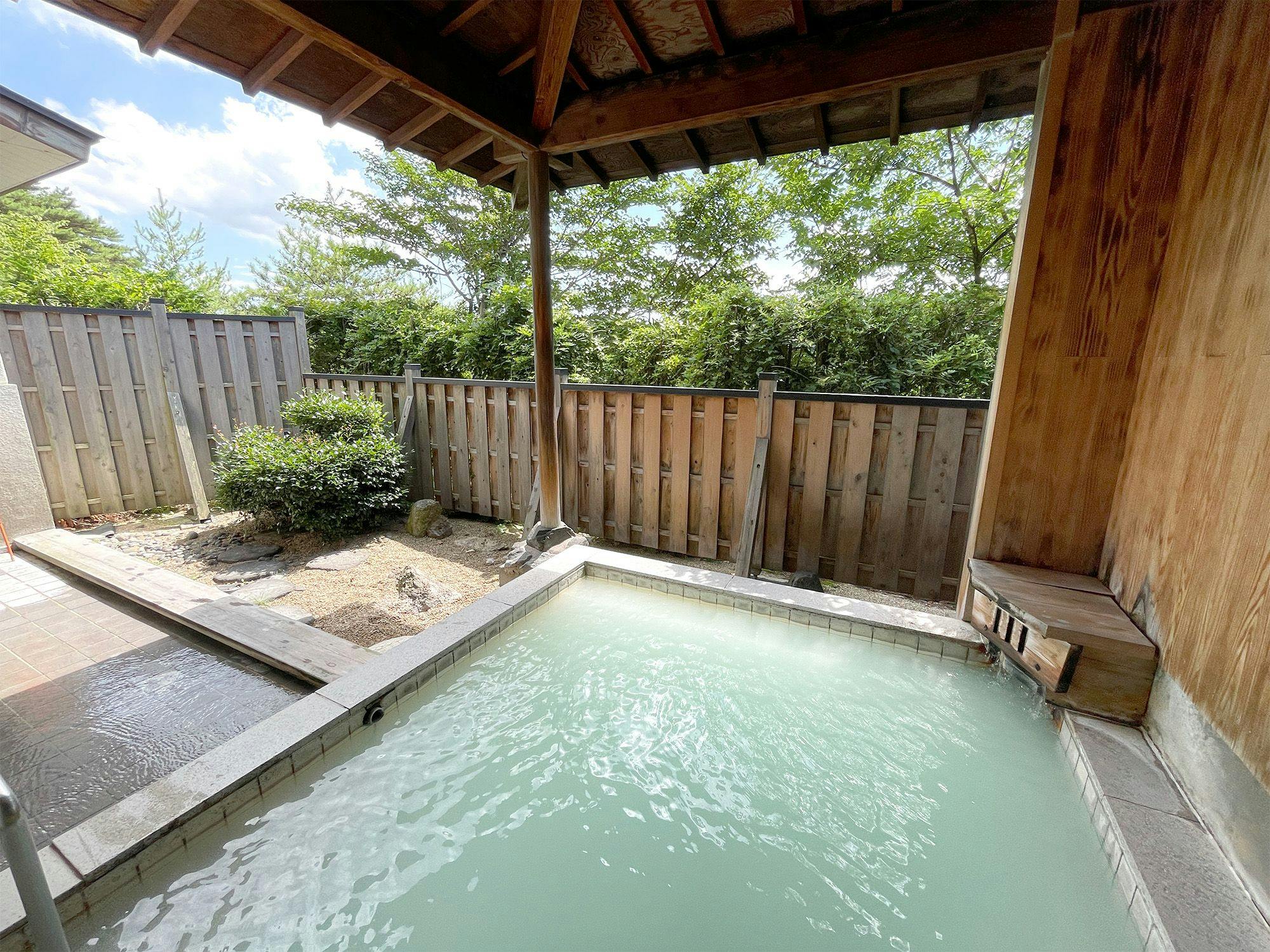 บ่อน้ำพุร้อนกลางแจ้ง (สำหรับผู้หญิง)