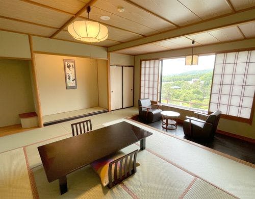 鏡ヶ池を見下ろす事ができる眺望の良い和室