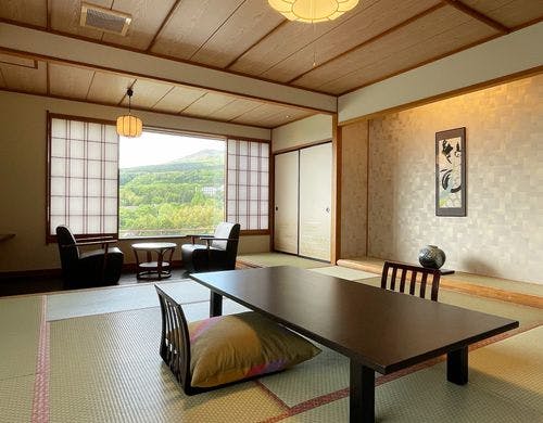 鏡ヶ池を見下ろす事ができる眺望の良い和室