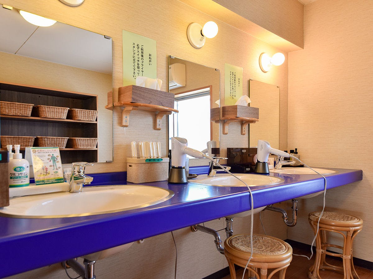 *【대욕장: 남탕 탈의실】