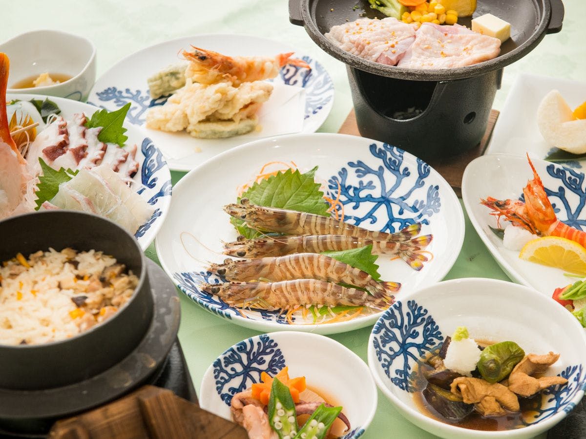 Nikmati hidangan Kaiseki khas Amakusa dengan rumput raja dan udang mobil.