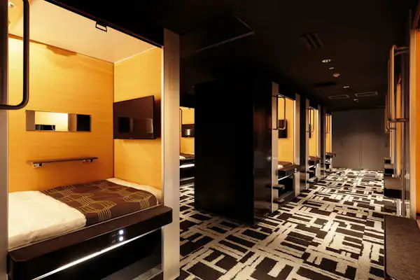 Di bawah tempat tidur terdapat ruang penyimpanan dengan kunci.