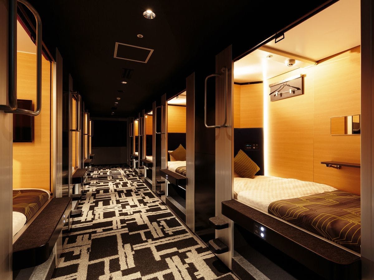 Ruang luas yang memudahkan penyimpanan dan pengambilan barang bawaan.