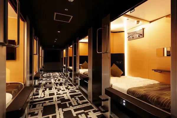 Ruang luas yang memudahkan penyimpanan dan pengambilan barang bawaan.