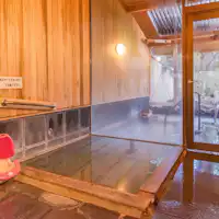 包租浴池足日,室內與露天均為檜木浴池。