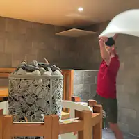 บริการโลว์ลูให้บริการทุกชั่วโมงในนาทีที่ 00 ที่ซาวน่าสำหรับผู้ชาย