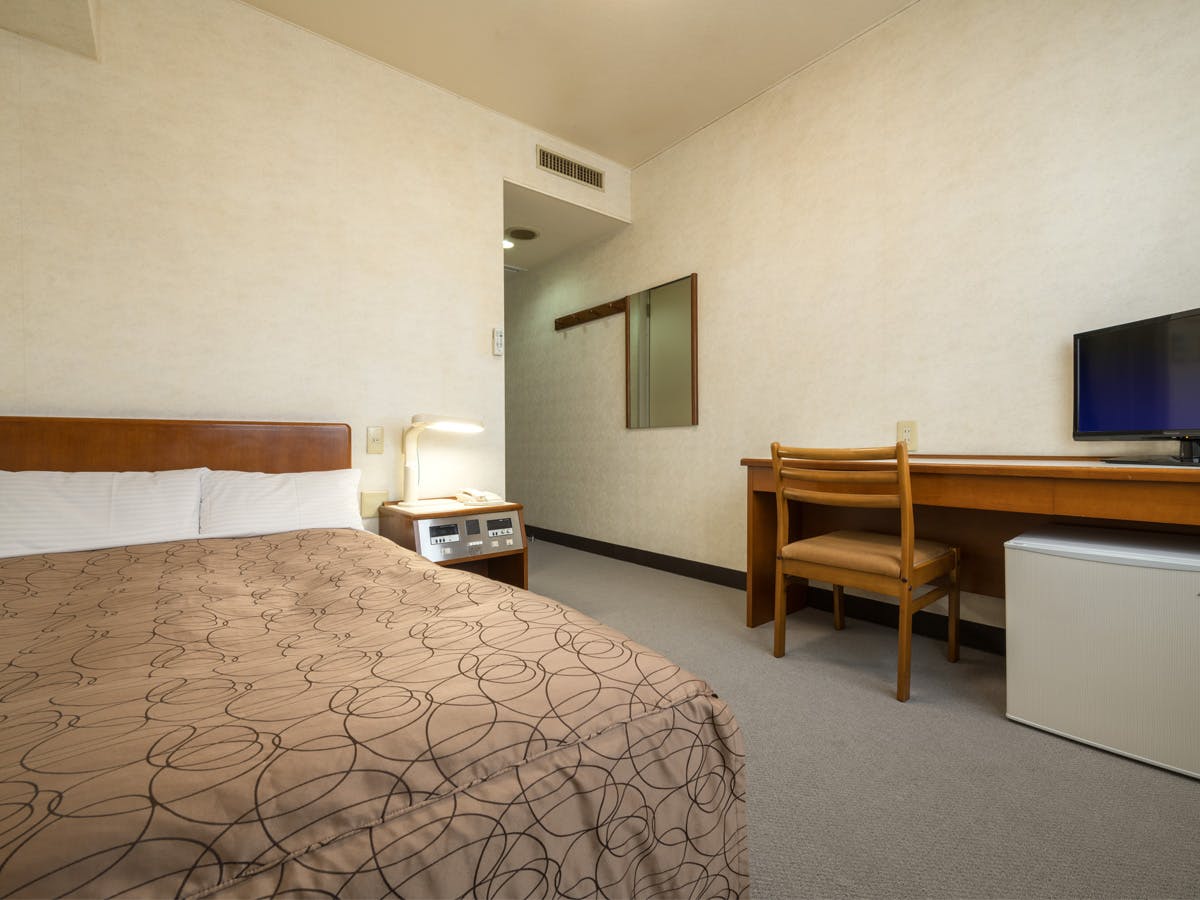 15평방미터 크기에 세미 더블 침대입니다.